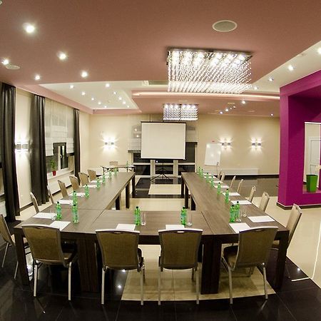Hotel Podkowa Плоцк Экстерьер фото